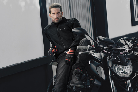 RĘKAWICE MOTOCYKLOWE | SHIMA X-BREEZE 2 BLACK | KRÓTKIE Z OCHRANIACZAMI CE